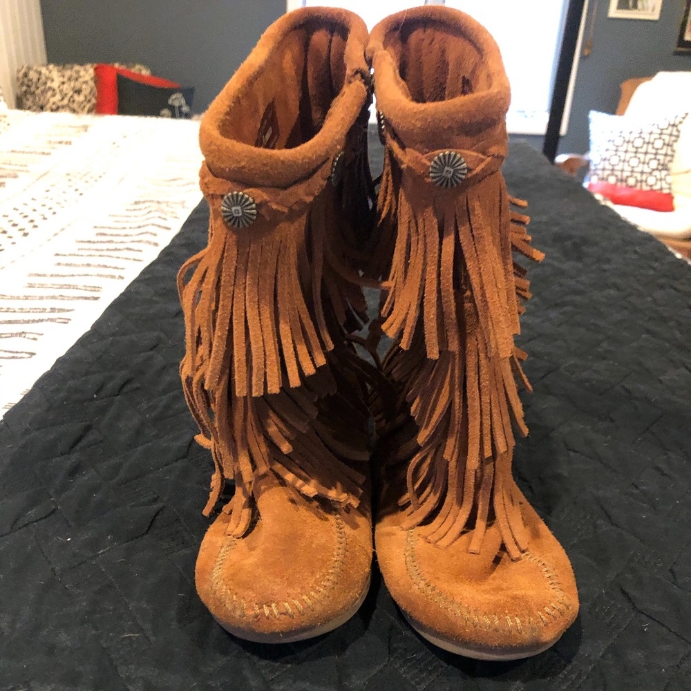 Minnetonka 3-layer fringe boot size 1